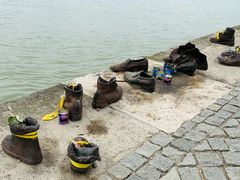 -多瑙河畔鞋履雕塑