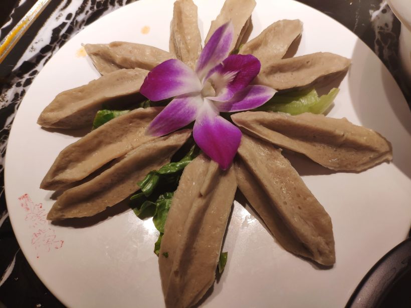 面筋,摆盘优秀,稍微厚了点老了点.