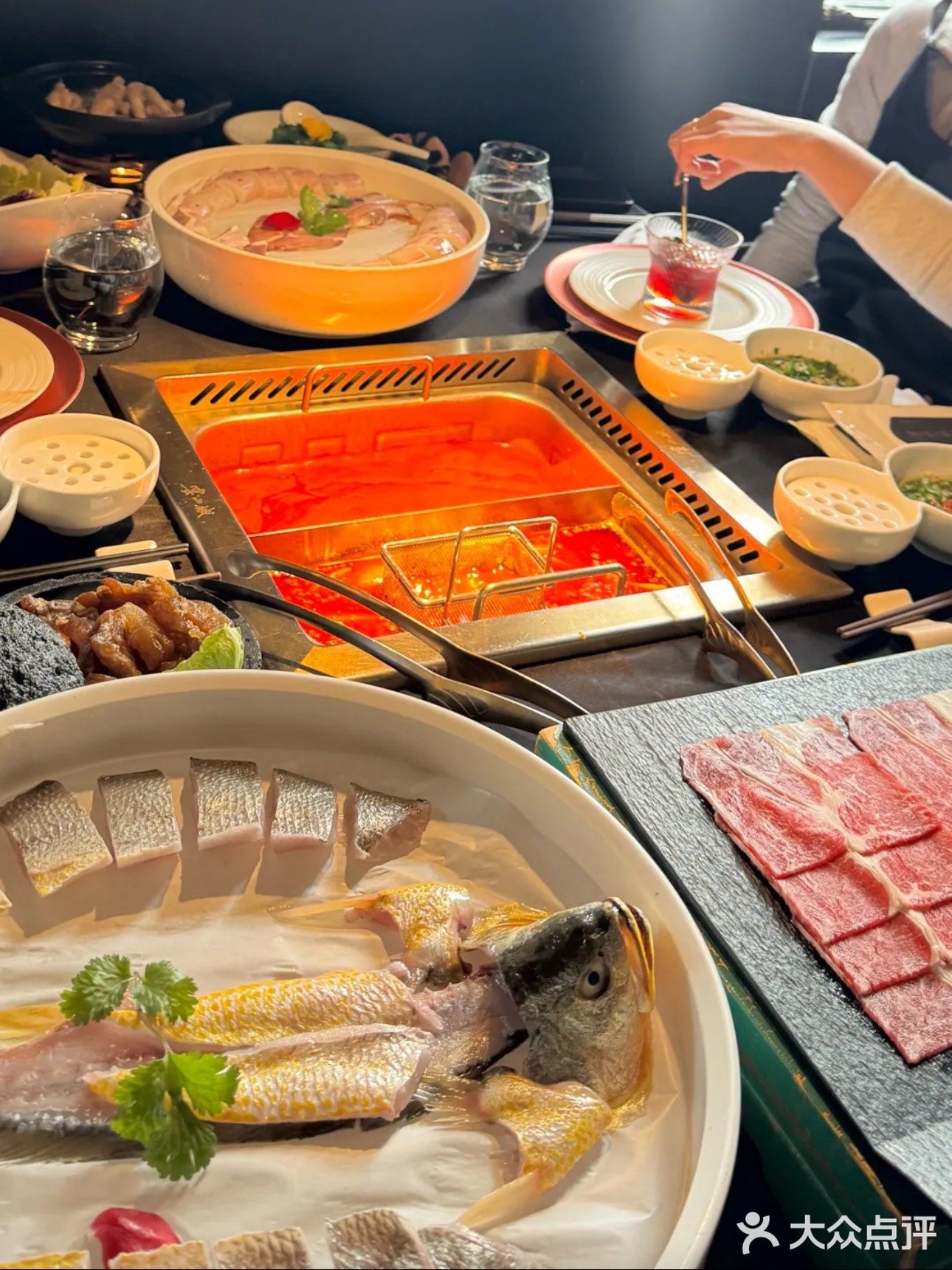 招牌牛油锅底一端上来，红亮的牛油块看着就超带劲