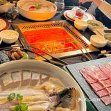 招牌牛油锅底一端上来，红亮的牛油块看着就超带劲