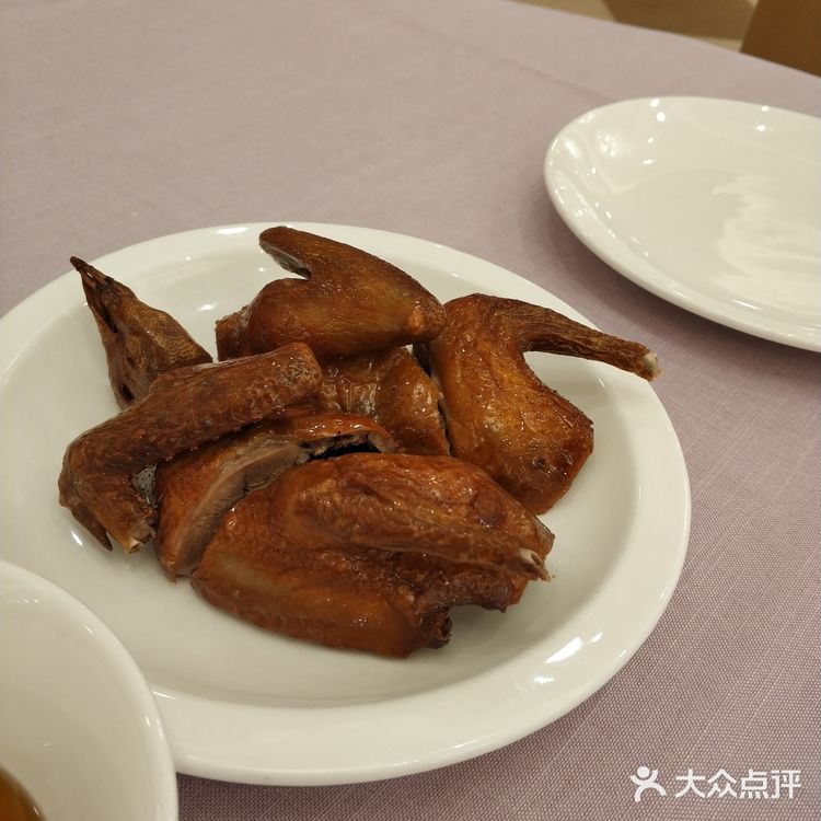 肉质紧实，好吃。叉烧酥我的最爱，外皮酥软