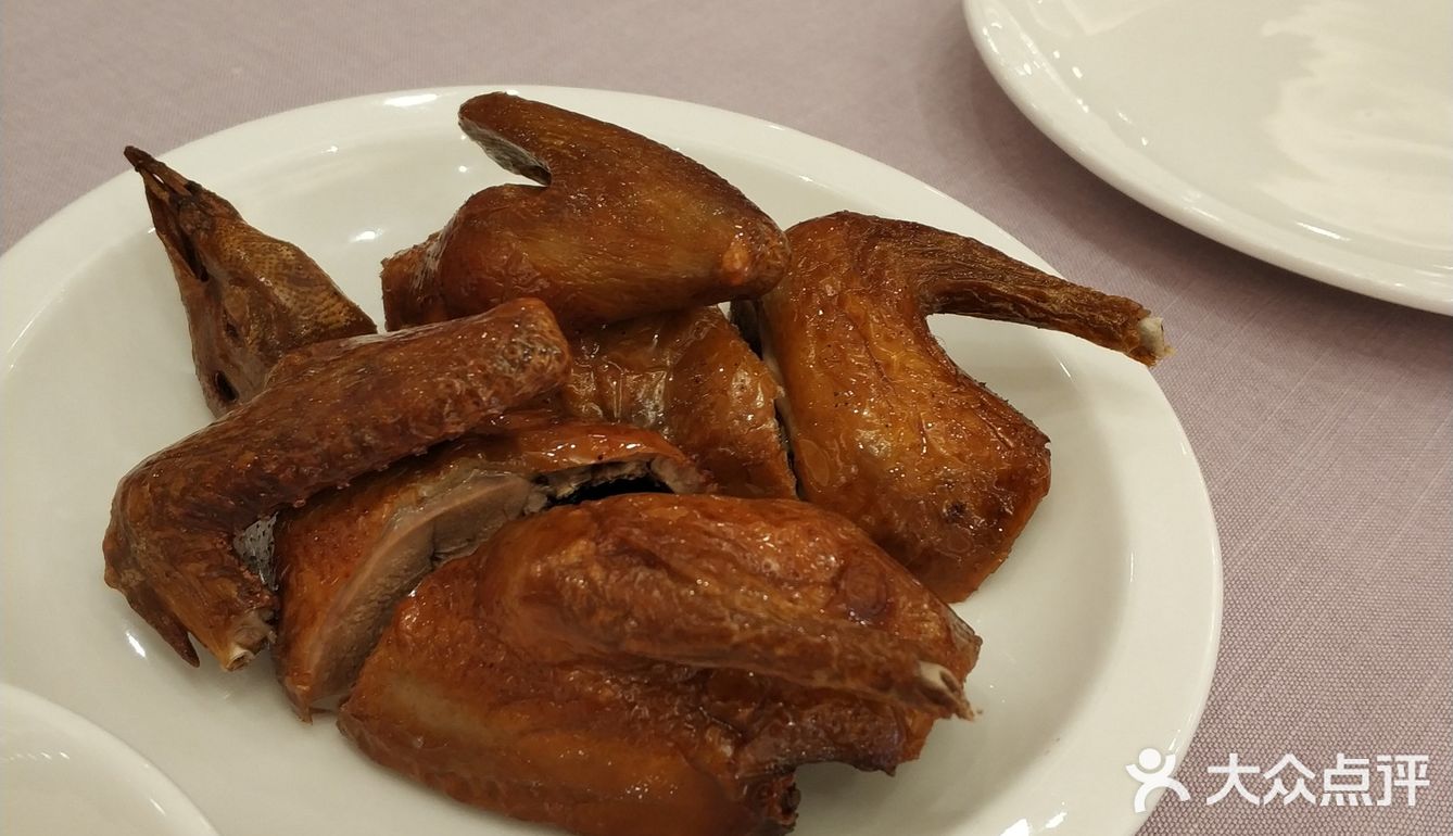肉质紧实，好吃。叉烧酥我的最爱，外皮酥软