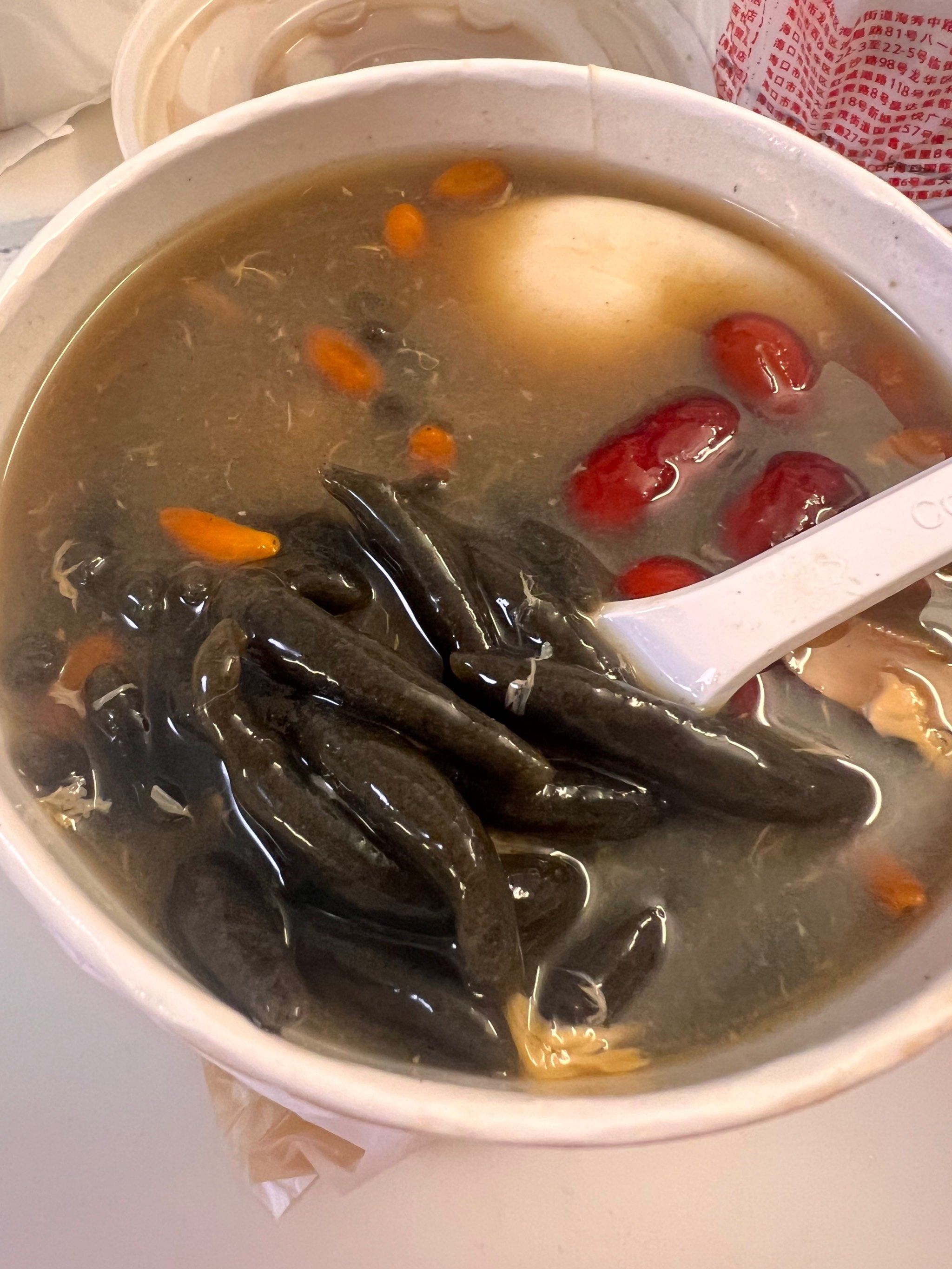 美食清单 这碗黑绿色的糖水就是海南著名的鸡屎藤～虽然看着确实难看