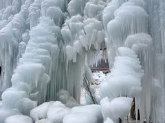 -大平台龙居瀑布旅游区