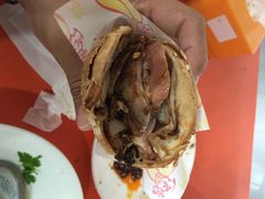 老北京烧饼夹肘子肉-生活本该如此北京小馆(周庄嘉园店)