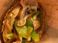 烧饼夹肠头-肠王卤煮(西单食宝街店)