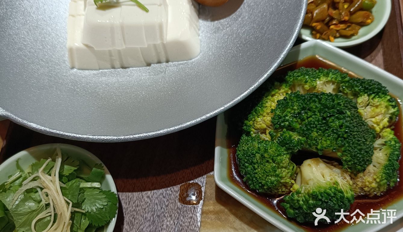 服务帮，店内环境优雅，味道不错的一家蟹黄拌面店