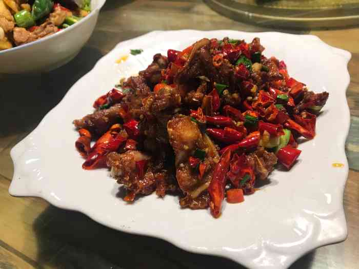 在家的旁边,今天弟弟从老挝回来,特意过去用餐,点了一只鸡(据说是土鸡