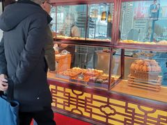 面包甜点陈列柜-弘祥蜂蜜大麻花(烟大店)