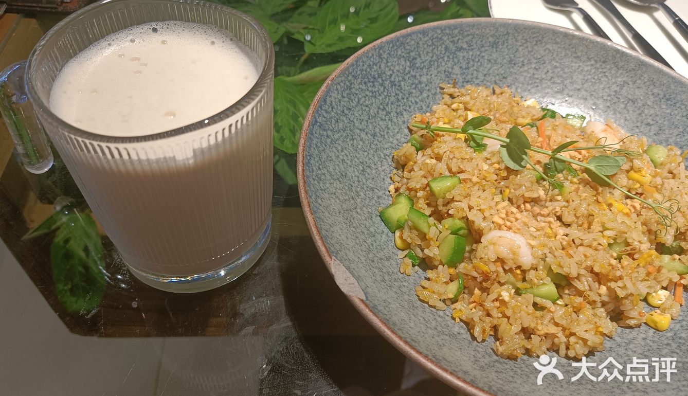 餐厅就在保利广场的六楼，有个电梯直达六楼