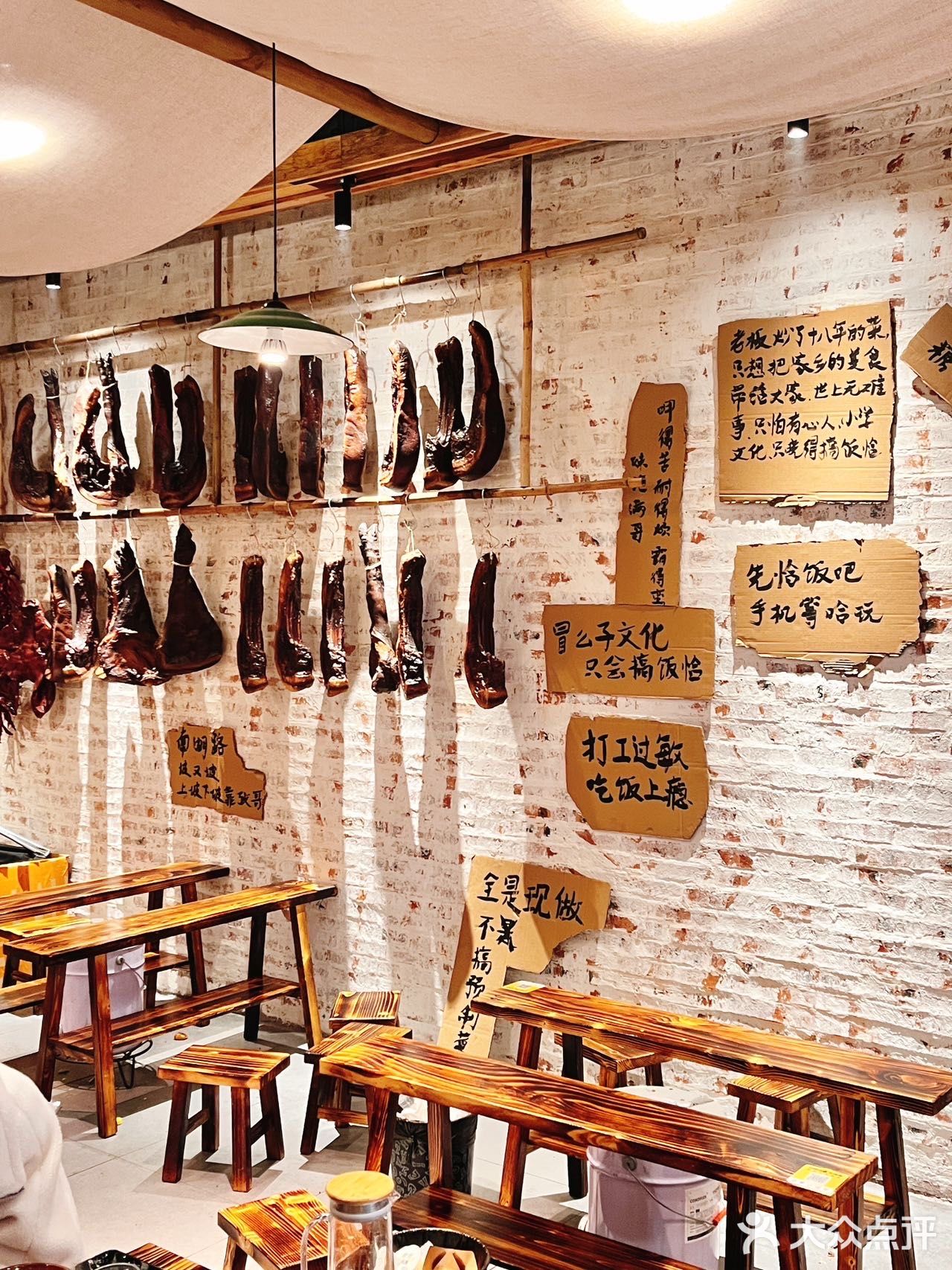 藏在小区里的湖南味｜板凳上的饭桌