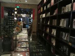 -钟书阁(松江泰晤士小镇店)