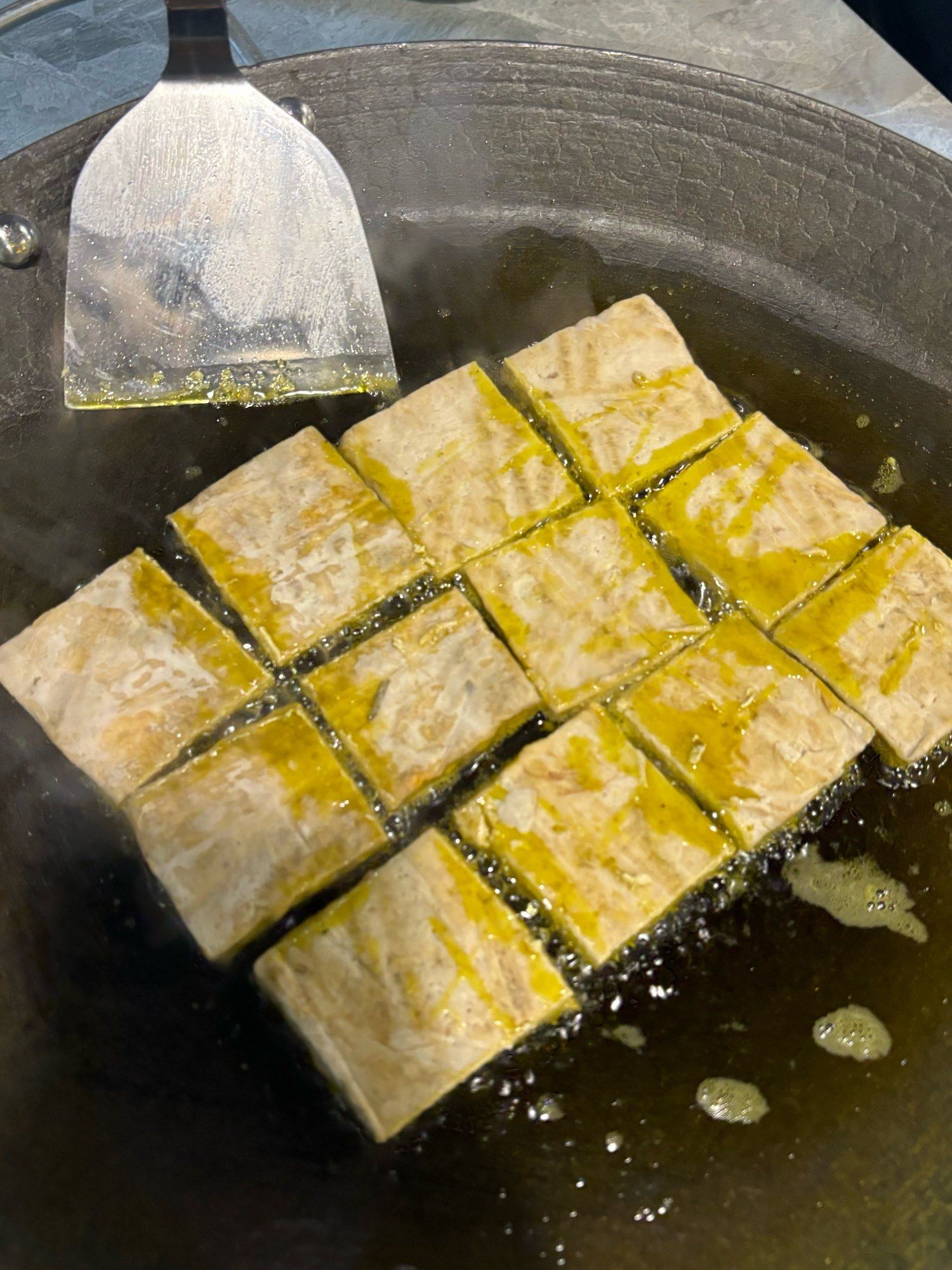 n
✅八步臭豆腐 闻着臭吃着很香😋整整三大块
✅饵块粑