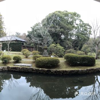 新馆一层有个休息区，外边就是一个日本庭院，感觉特别安静