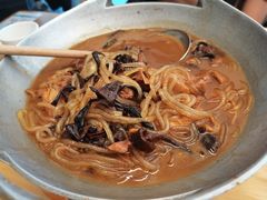 小鸡炖蘑菇-关东小磨东北菜(上海长风大悦城店)
