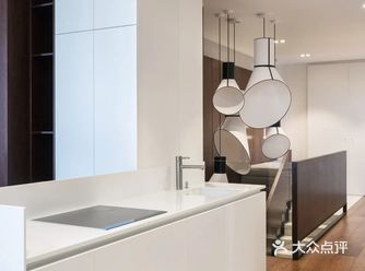 设计师在主卧规划了一间衣帽室，一间拥有浴缸的洗浴室