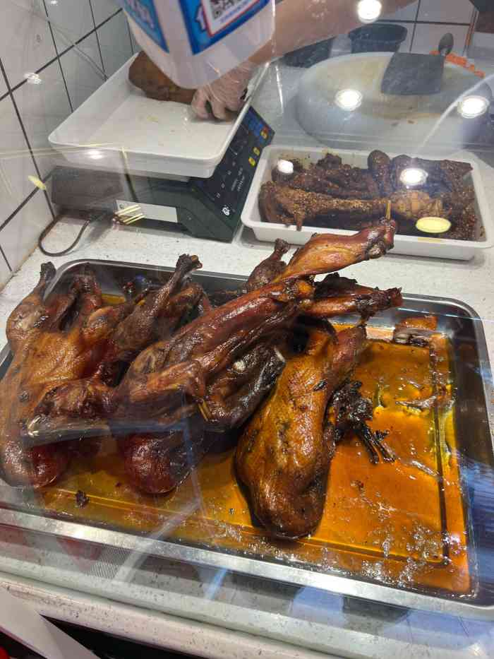 专门过来买的以前跑到乐山去就喜欢买赵鸭子店员说成都这边也是每天