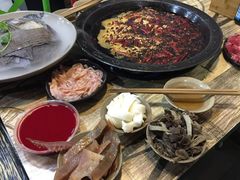-渝嘴小老弟老火锅(华新村店)