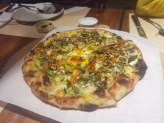 黑松露披萨，三种芝士和有机鸡蛋-Mercato莫卡多露台餐厅与酒吧(K11店)