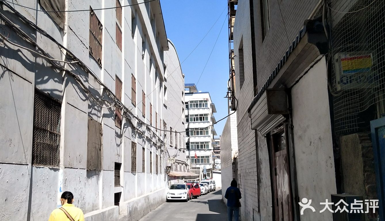 车市巷，一条贯穿人民路与中山路的小巷，一条曾经买卖拉