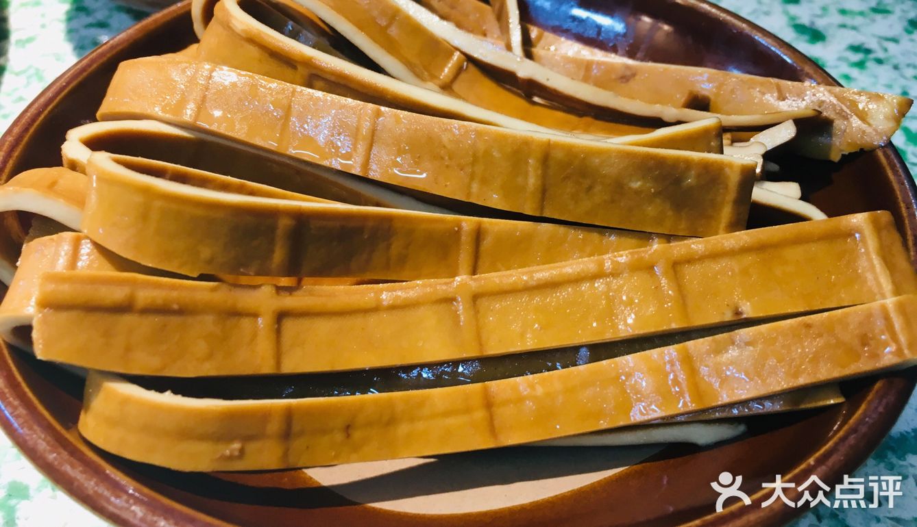 牛油很多，锅底很香，点的鸳鸯锅，几乎都是吃辣锅