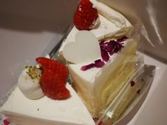 草莓云朵蛋糕-巴黎贝甜(龙之梦购物中心虹口店)