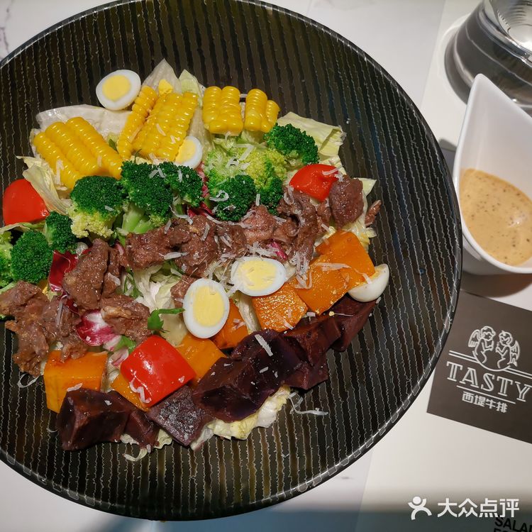 配的是芝士蘑菇酱，非常好吃，我每次来都要续两份面包
