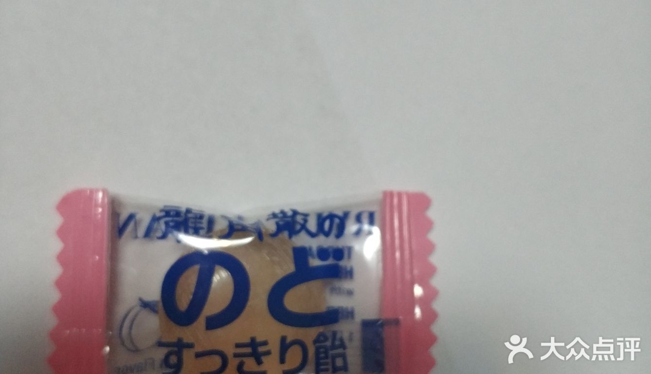 入口的感觉蜜桃味十足。随后就是熟悉的龙角散的味道