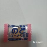 入口的感觉蜜桃味十足。随后就是熟悉的龙角散的味道