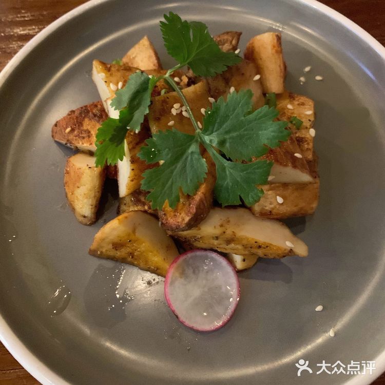 酒吧太吵？酒好喝的地方食物却不行