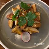 酒吧太吵？酒好喝的地方食物却不行