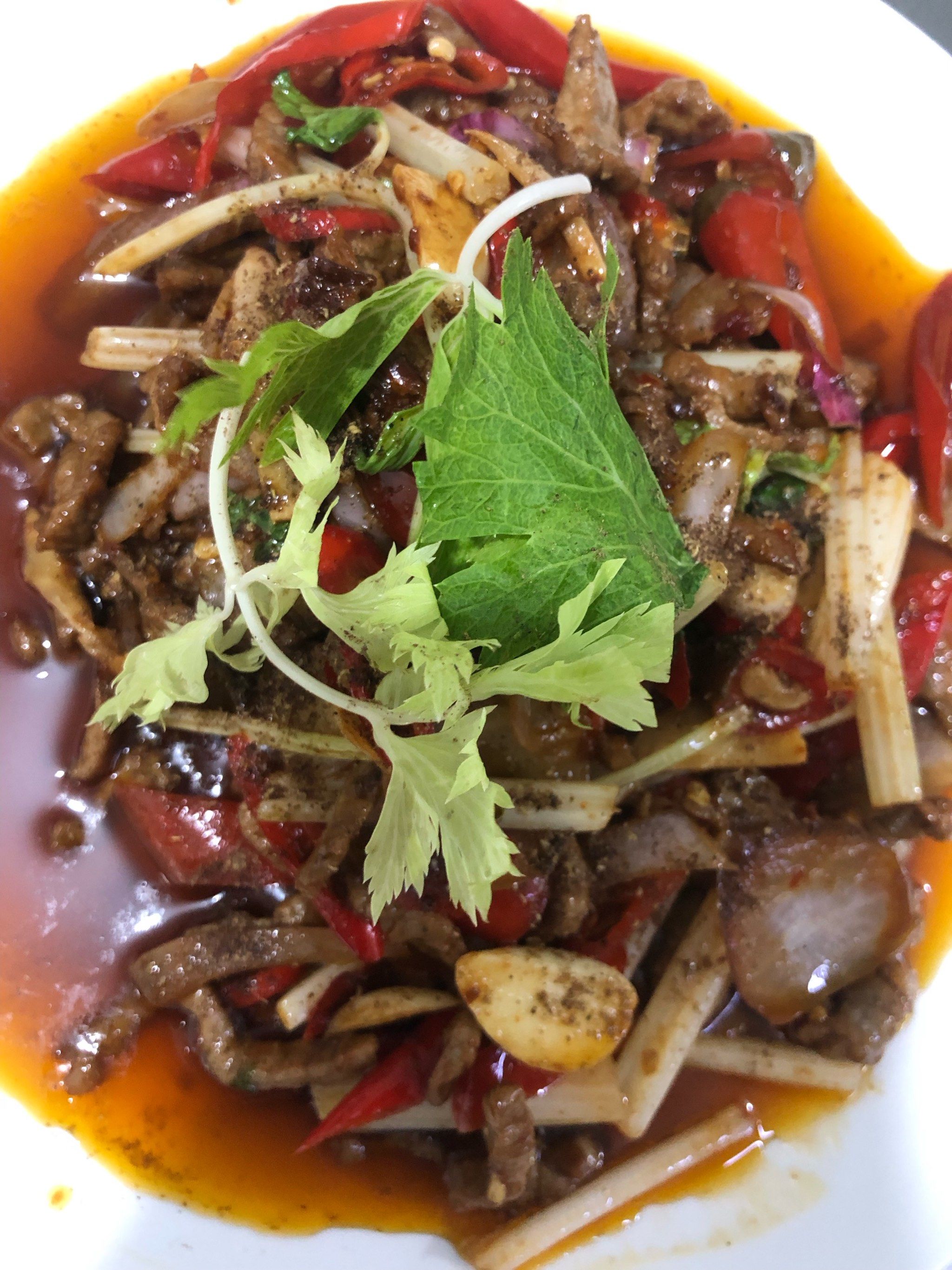 饭点刚好路过这家饭店,店名叫:巴适得板峨眉牛肉汤锅;一行人抱着