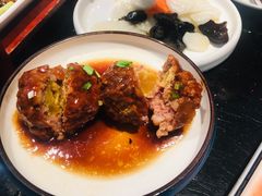 鸭蛋黄狮子头-梅飞酒家(名辉豪庭店)