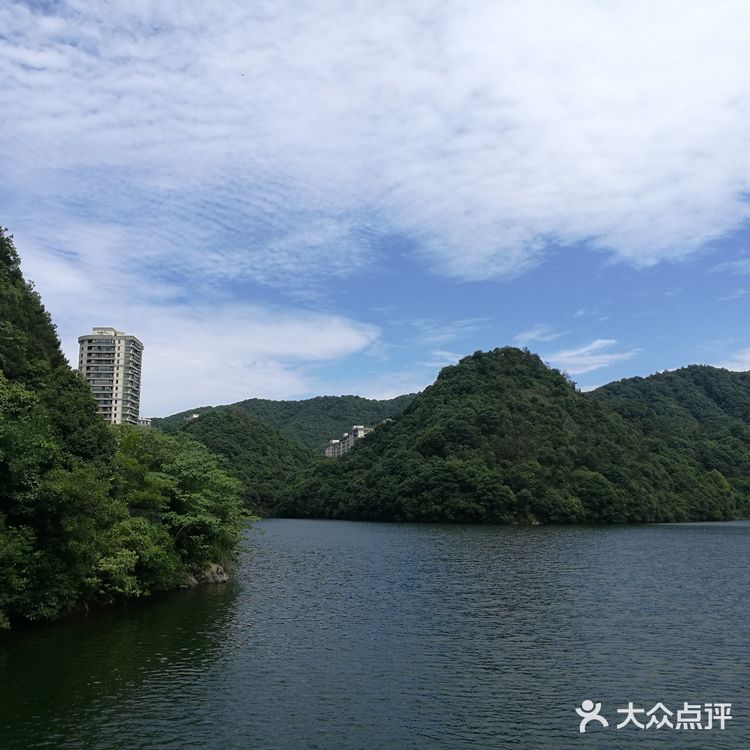 富阳华庭云顶小区， 环境优美， 四周青山绿水
