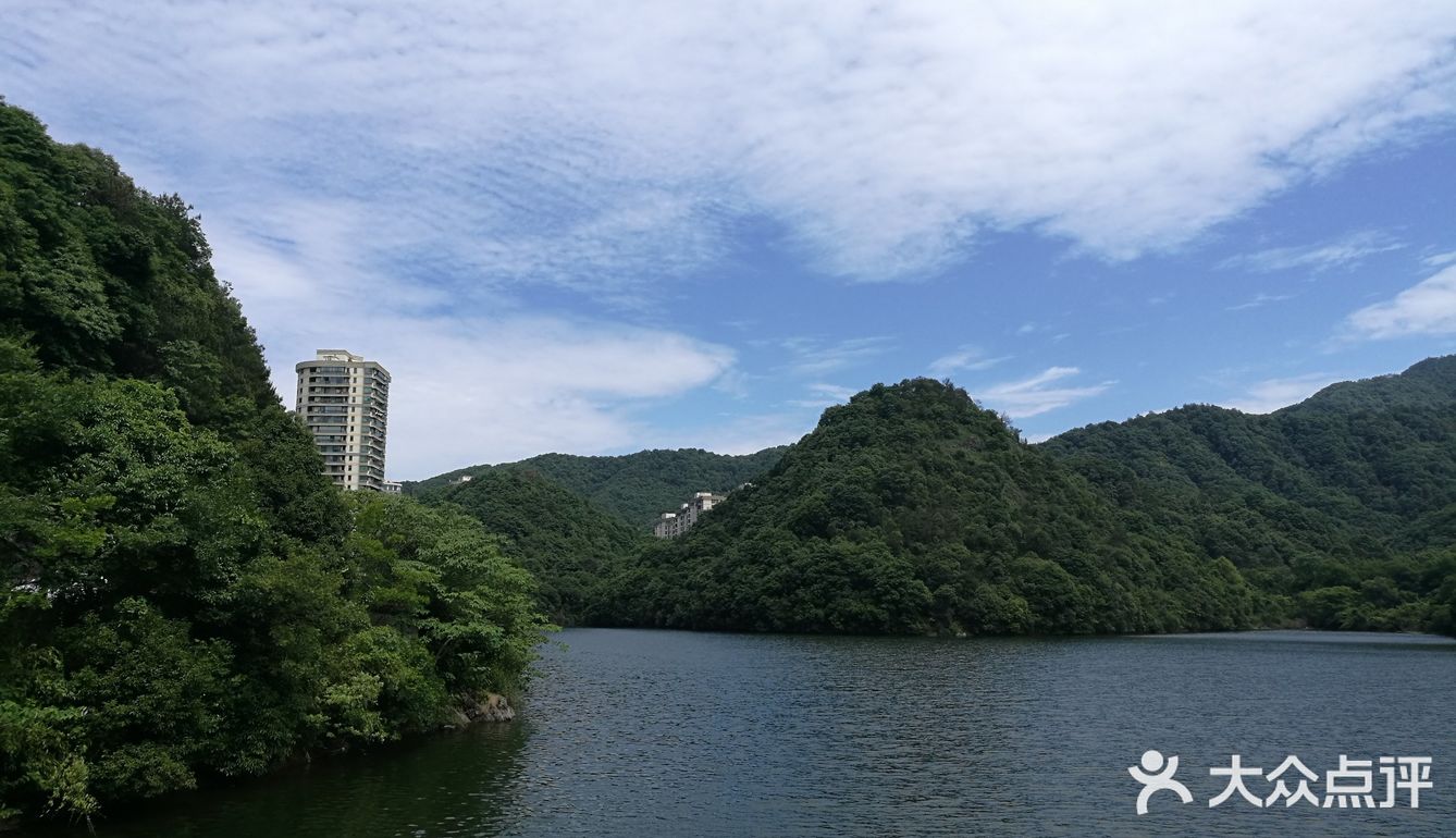 富阳华庭云顶小区, 环境优美, 四周青山绿水