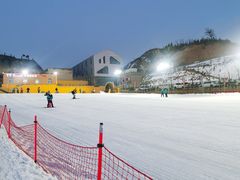 -采薇庄园四季滑雪场