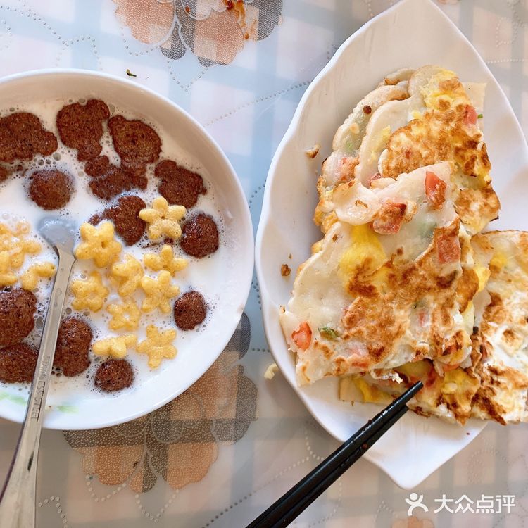 转身就向外屋跑。白文氏不解：“怎么了？他…