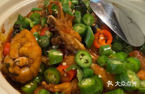 Green Pepper and Perilla Clay Pot Frog Legs