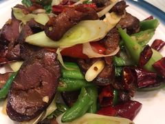 蒜苗炒香肠-渝信川菜 · 川味家常菜(长安店)