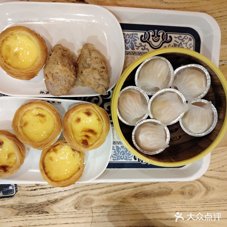 梧州南站打车到冰泉豆浆怡景店，快到这店路的两旁好多美食