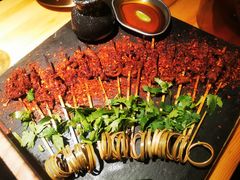 -何师烧烤·小龙虾·江湖川菜·精酿啤酒(成温店)