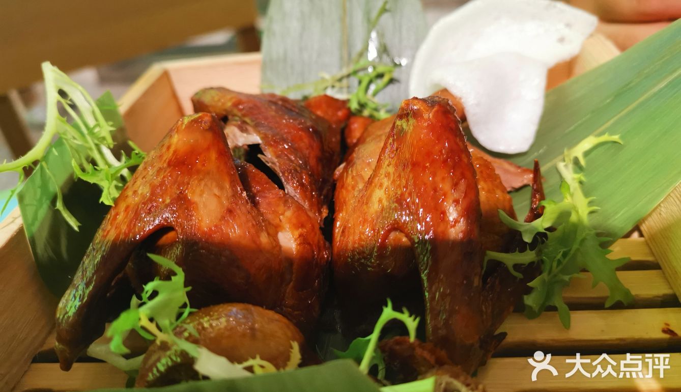 推荐招牌酥皮山楂叉烧包,香草脆鲜奶,鲍汁凤爪