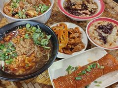 -爆炸头阿姨小四川正宗川味小吃(无任何分店)