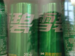 雪碧-凤凰路何眼镜香辣蟹(花果园店)