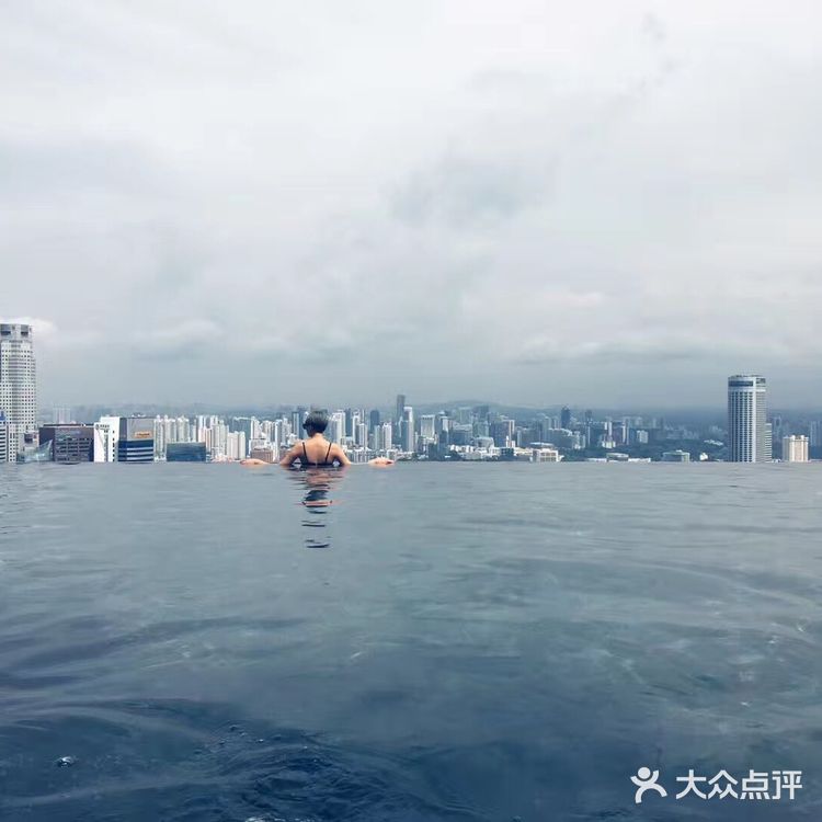 必须是金沙酒店顶层的无边泳池啦！