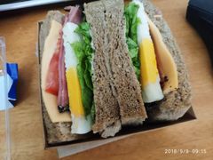 牛肉鸡蛋鲜蔬三明治-瑞幸咖啡(1+1大厦店)