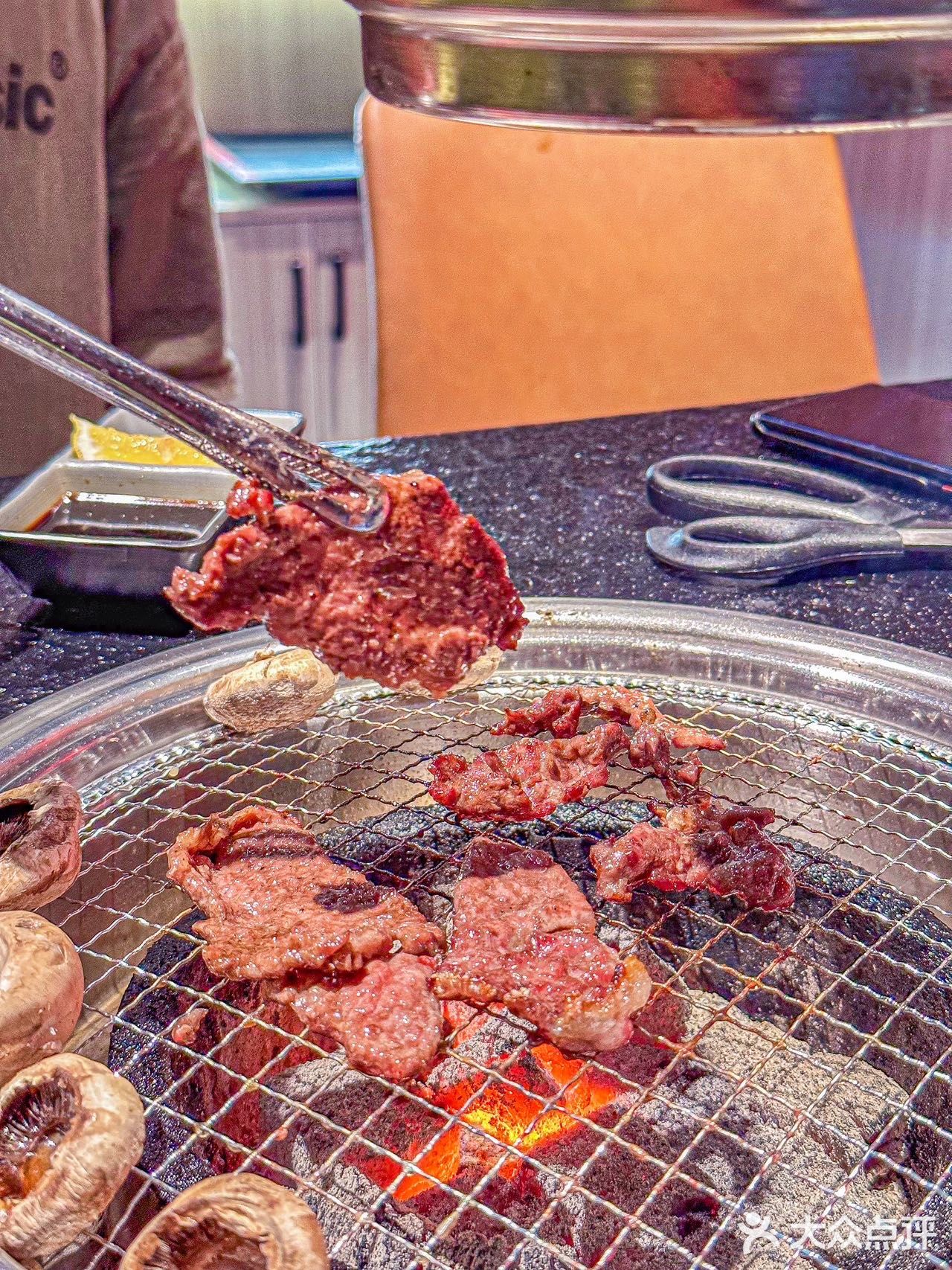 新鲜现切的嫩牛肉现烤真的巨巨巨香❗