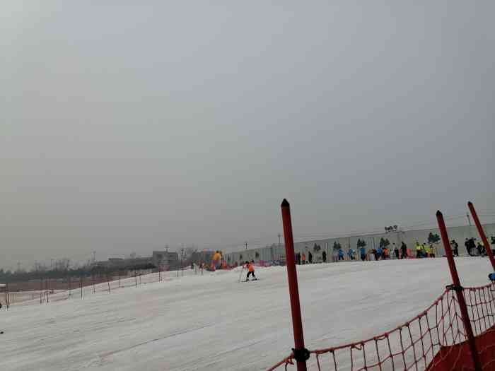 华彬生态园滑雪场"带孩子来华彬庄园玩,八岁第一次滑雪.小时.