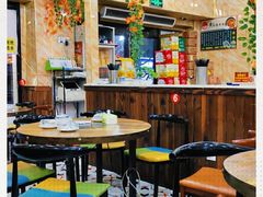 大堂-峰味香.酱香米线.黄焖鸡(定西路店)
