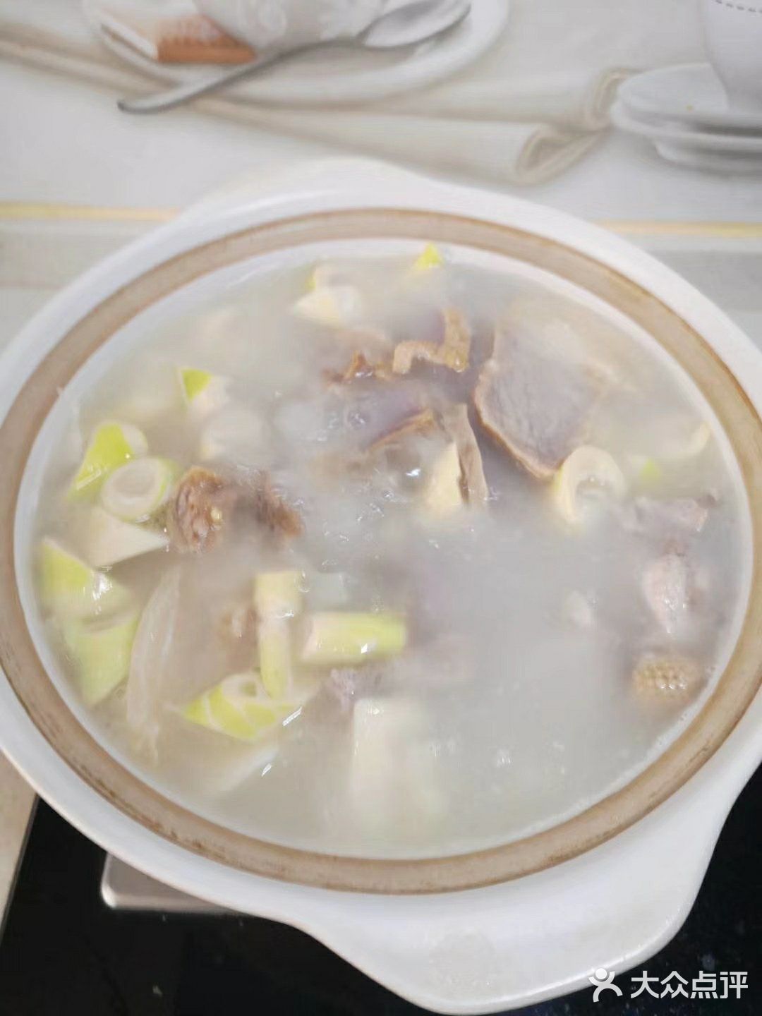 葱结放入锅中煮，如果有高汤最好